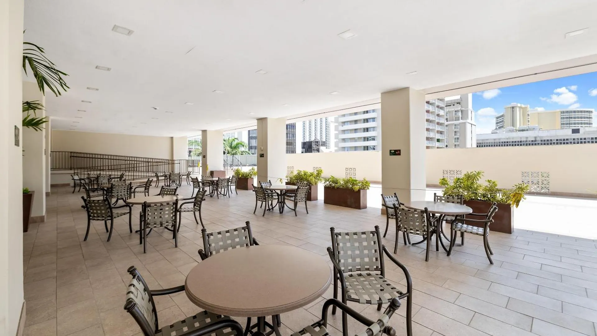 Royal Kuhio 1701 - Spacious Corner Unit With Stunning Ocean City Views In The Heart Of Waikiki! Honolulu